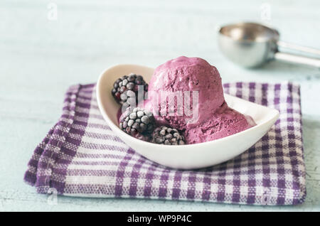 Ciotola di blackberry lavanda di gelati Foto Stock