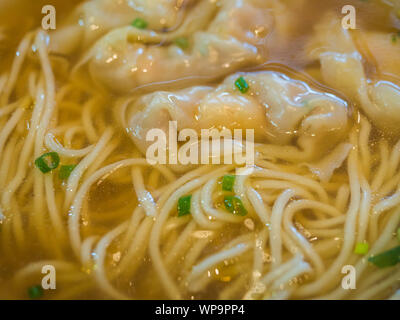 Chiudere fino a base di noodle soup con gamberi e carne di maiale Wantons Foto Stock