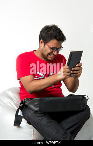 Studente universitario che guarda frustrato Foto Stock