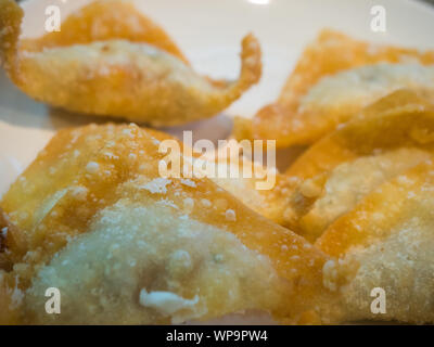 I wonton croccante su sfondo bianco ed è molto popolare di snack in Cina Foto Stock