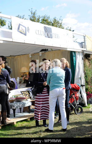 Stamford, Lincolnshire, Regno Unito. 8 Sep, 2019. Di SUA ALTEZZA REALE IL PRINCIPE DI GALLES la Contessa di Wessex e Lady Louise Windsor visita il Clubmatters stand al 2019 Land Rover Burghley Horse Trials, Credito: Jonathan Clarke/Alamy Live News Foto Stock