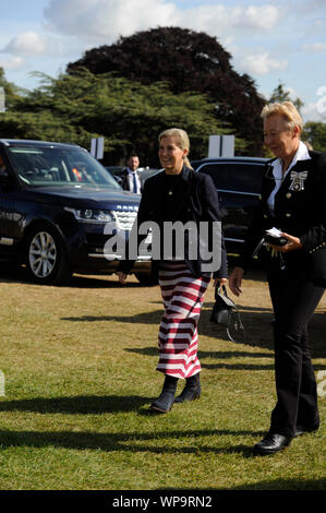 Stamford, Lincolnshire, Regno Unito. 8 Sep, 2019. Di SUA ALTEZZA REALE IL PRINCIPE DI GALLES la Contessa di Wessex e Lady Louise Windsor visita il 2019 Land Rover Burghley Horse Trials, Credito: Jonathan Clarke/Alamy Live News Foto Stock