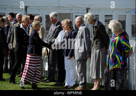 Stamford, Lincolnshire, Regno Unito. 8 Sep, 2019. Di SUA ALTEZZA REALE IL PRINCIPE DI GALLES la Contessa di Wessex incontra il direttore eventi Elizabeth Inman visita il 2019 Land Rover Burghley Horse Trials, Credito: Jonathan Clarke/Alamy Live News Foto Stock