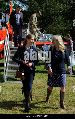 Stamford, Lincolnshire, Regno Unito. 8 Sep, 2019. Signora Louise Windsor e RAF Wittering Comandante Stazione Jo Lincoln durante una visita al John Egging fiducia Stand sulla visita del 2019 Land Rover Burghley Horse Trials, Credito: Jonathan Clarke/Alamy Live News Foto Stock