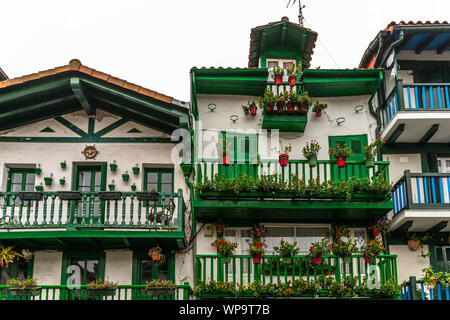 Colorate tradizionali case di pescatori in Hondarribia decorare con fiori, Paese Basco, Gipuzkoa, Spagna Foto Stock