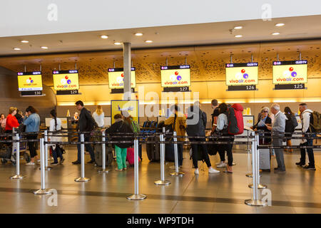 Bogotà, Colombia - 31 Gennaio 2019: Vivaair banchi per il check-in all'Aeroporto di Bogota' (BOG) in Colombia. Foto Stock