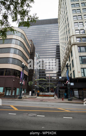 Cerca tra 230 South State Street e quincy corte edificio all ingresso di sicurezza al centro federale e dirksen Federal Courthouse Chicago Illino Foto Stock