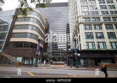 Cerca tra 230 South State Street e quincy corte edificio all ingresso di sicurezza al centro federale e dirksen Federal Courthouse Chicago Illino Foto Stock