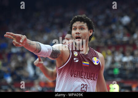 Foshan, la Cina della provincia di Guangdong. 8 Sep, 2019. Michael Carrera del Venezuela gesti durante il gruppo I match tra il Venezuela e la Russia al 2019 FIBA World Cup di Foshan, Cina del sud della provincia di Guangdong, sul Sett. 8, 2019. Credito: Huang Zongzhi/Xinhua/Alamy Live News Foto Stock