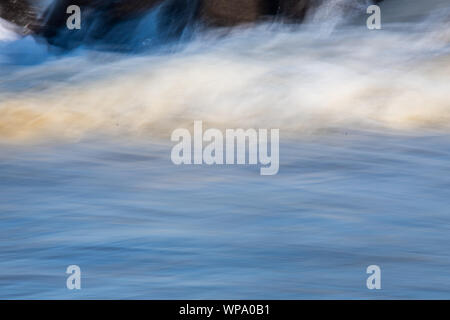 Fotografie astratte di seascape con forte risacca con otturatore a bassa velocità e la sfocatura del movimento. Foto Stock