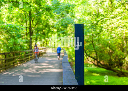 3.8 mile marker sul percorso fitness in primavera Foto Stock