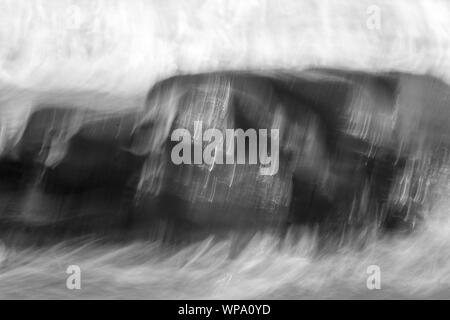 In bianco e nero fotografie astratte di seascape con forte risacca con otturatore a bassa velocità e eccessiva sfocatura del movimento. Foto Stock