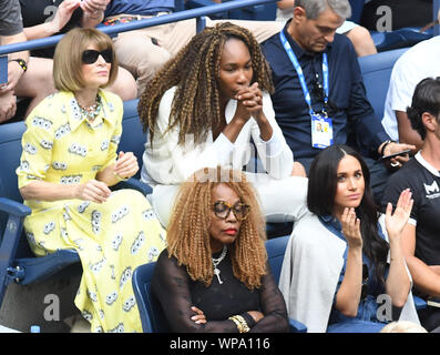 New York, NY, STATI UNITI D'AMERICA. 7 Sep, 2019. Anna Wintour, Venus Williams, Oracene Prezzo, Meghan Markle, duchessa di Sussex guarda le donne singoli Finals match tra Serena Williams vs Bianca Andressscu sulla Arthur Ashe Stadium durante il 2019 US Open Tennis Tournament al USTA Billie Jean King National Tennis Center il 7 settembre 2019 nel lavaggio, Queens, a New York City, Credito: John Palmer/media/punzone Alamy Live News Foto Stock