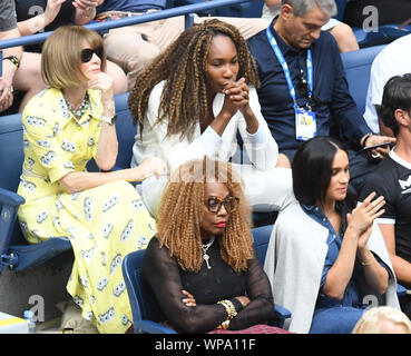 New York, NY, STATI UNITI D'AMERICA. 7 Sep, 2019. Anna Wintour, Venus Williams, Oracene Prezzo, Meghan Markle, duchessa di Sussex guarda le donne singoli Finals match tra Serena Williams vs Bianca Andressscu sulla Arthur Ashe Stadium durante il 2019 US Open Tennis Tournament al USTA Billie Jean King National Tennis Center il 7 settembre 2019 nel lavaggio, Queens, a New York City, Credito: John Palmer/media/punzone Alamy Live News Foto Stock