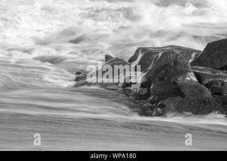 In bianco e nero fotografie astratte di seascape con forte risacca con otturatore a bassa velocità e eccessiva sfocatura del movimento. Foto Stock