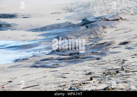 Fotografie astratte di seascape con forte risacca con otturatore a bassa velocità e la sfocatura del movimento. Foto Stock