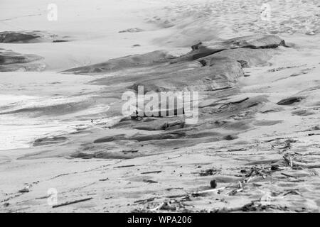 In bianco e nero fotografie astratte di seascape con forte risacca con otturatore a bassa velocità e eccessiva sfocatura del movimento. Foto Stock