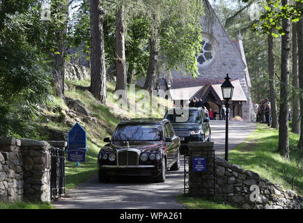 Queen Elizabeth II lascia Crathie Kirk dopo aver frequentato una domenica mattina il servizio in chiesa vicino a Balmoral, dove i membri della famiglia reale sono attualmente trascorrono le loro vacanze estive. Foto Stock