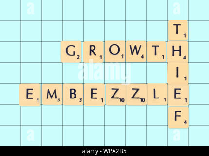 Creato digitalmente piastrelle Scrabble su una scheda Ortografia fuori appropriazione indebita e reati dei colletti bianchi Foto Stock