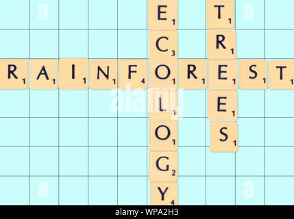 Creato digitalmente piastrelle Scrabble su una scheda Ortografia fuori a salvare il nostro pianeta slogan, foresta pluviale, ecologia e alberi Foto Stock