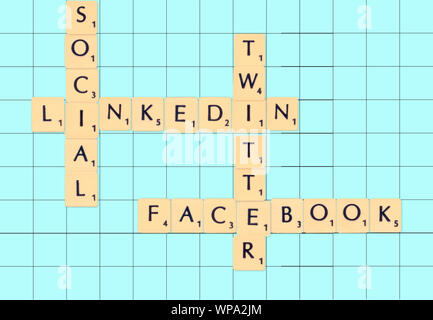 Creato digitalmente piastrelle Scrabble su una scheda la compitazione dei social media concetto. Facebook, linkedin e twitter Foto Stock