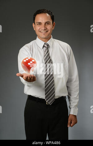 Uomo d'affari che ha un concetto di dadi di prendere il rischio di affari Foto Stock