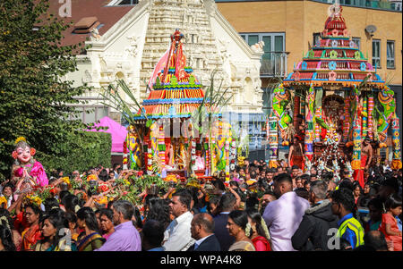 Lewisham, Londra, Regno Unito. 8 settembre 2019. Un carro viene portato oltre il tempio di Sivan Kovil sullo sfondo. I fedeli celebrano l'annuale Tamil Chariot Festival (Ter). I visitatori si mescolano con i partecipanti mentre la colorata processione si snoda attraverso il sobborgo di Londra dal Tempio Sivan di Londra. Crediti: Imageplotter/Alamy Live News Foto Stock