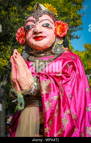 Lewisham, Londra, Regno Unito. 8 settembre 2019. Le raffigurazioni di divinità con maschere colorate e abiti fanno parte della processione. I fedeli celebrano l'annuale Tamil Chariot Festival (Ter). I visitatori si mescolano con i partecipanti mentre la colorata processione si snoda attraverso il sobborgo di Londra dal Tempio Sivan Kovil di Londra. Crediti: Imageplotter/Alamy Live News Foto Stock