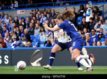 Chelsea's Maren Mjelde (destra) e Tottenham Hotspur di Lucy Quinn battaglia per la sfera durante la FA DONNA Super League a Stamford Bridge, Londra. Foto Stock