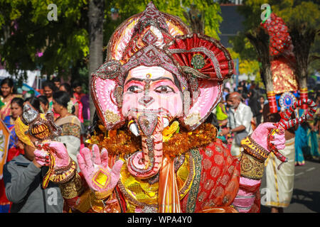 Lewisham, Londra, Regno Unito. 8 settembre 2019. Le raffigurazioni di divinità con maschere colorate e abiti fanno parte della processione. I fedeli celebrano l'annuale Tamil Chariot Festival (Ter). I visitatori si mescolano con i partecipanti mentre la colorata processione si snoda attraverso il sobborgo di Londra dal Tempio Sivan Kovil di Londra. Crediti: Imageplotter/Alamy Live News Foto Stock