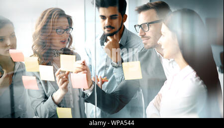 Un gruppo di persone di affari collaborando in office Foto Stock