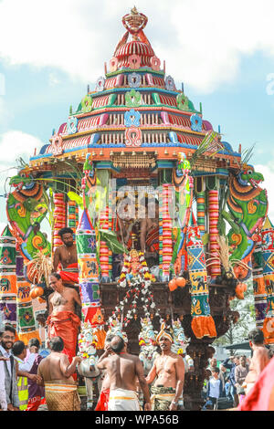 Lewisham, Londra, Regno Unito. 8 settembre 2019. Le rappresentazioni delle divinità sono trasportate in carri colorati. I fedeli celebrano l'annuale Tamil Chariot Festival. I visitatori si mescolano con i partecipanti mentre la colorata processione si snoda attraverso il sobborgo di Londra dal Tempio Sivan Kovil di Londra. Crediti: Imageplotter/Alamy Live News Foto Stock