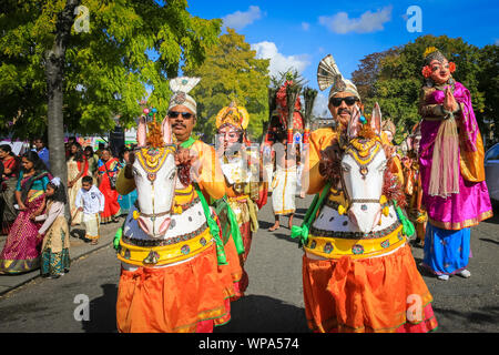 Lewisham, Londra, Regno Unito. 8 settembre 2019. I fedeli celebrano l'annuale Tamil Chariot Festival (Ter). Molte donne tengono in mano vasi di argilla incenso bruciati o vasi pieni di latte sulla testa come offerte agli dei. I visitatori si mescolano con i partecipanti mentre la colorata processione si snoda attraverso il sobborgo di Londra dal Tempio Sivan di Londra. Crediti: Imageplotter/Alamy Live News Foto Stock