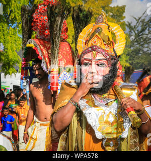 Lewisham, Londra, Regno Unito. 8 settembre 2019. Le raffigurazioni di divinità con maschere colorate e abiti fanno parte della processione. I fedeli celebrano l'annuale Tamil Chariot Festival (Ter). I visitatori si mescolano con i partecipanti mentre la colorata processione si snoda attraverso il sobborgo di Londra dal Tempio Sivan Kovil di Londra. Crediti: Imageplotter/Alamy Live News Foto Stock