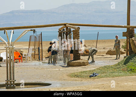 Turismo a Ein Gedi spiaggia del Mar Morto, Israele Foto Stock