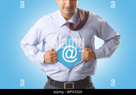 Super uomo d'affari strappando la sua camicia per rivelare a simbolo sul petto Foto Stock