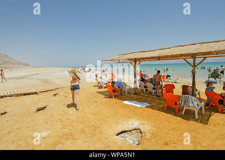 Turismo a Ein Gedi spiaggia del Mar Morto, Israele Foto Stock