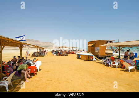 Turismo a Ein Gedi spiaggia del Mar Morto, Israele Foto Stock