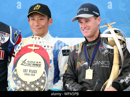 Chiba, Giappone. 8 Sep, 2019. Pilota giapponese Yoshihide Muroya (L) sorrisi con Matt Hall dell Australia come Muroya ha vinto la Red Bull Air Race World Championship mentre Hall ha vinto la classifica generale in Chiba, suburbana Tokyo domenica, 8 settembre 2019. Credito: Yoshio Tsunoda/AFLO/Alamy Live News Foto Stock