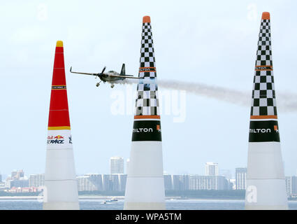 Chiba, Giappone. 8 Sep, 2019. Pilota australiano Matt Hall passa tralicci della Red Bull Air Race World Championship in Chiba, suburbana Tokyo domenica, 8 settembre 2019. Hall terminato il terzo mentre ha vinto la classifica generale. Credito: Yoshio Tsunoda/AFLO/Alamy Live News Foto Stock