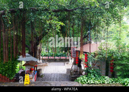 XIAMEN, Cina -14 Giu 2019- Vista della Fortezza di Hulishan, un punto di riferimento storico monumento con cannoni in Xiamen (Amoy), guarda lo stretto di Taiwan i Foto Stock