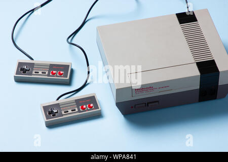 Un beautfiul studio shot dell'originale "NES' Nintendo Entertainment System TV console di gioco Foto Stock