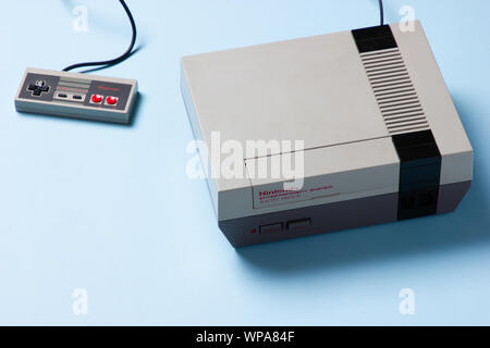 Un beautfiul studio shot dell'originale "NES' Nintendo Entertainment System TV console di gioco Foto Stock