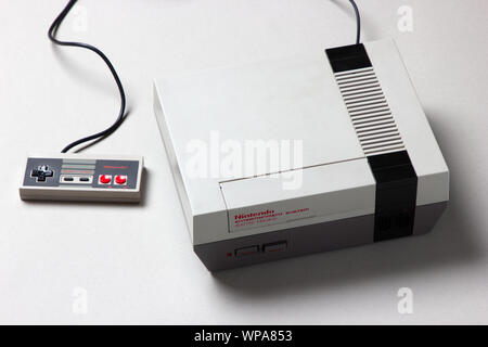 Un beautfiul studio shot dell'originale "NES' Nintendo Entertainment System TV console di gioco Foto Stock