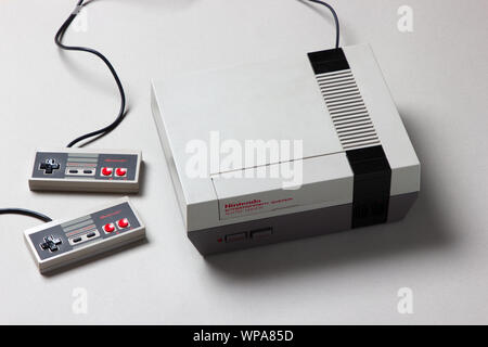 Un beautfiul studio shot dell'originale "NES' Nintendo Entertainment System TV console di gioco Foto Stock