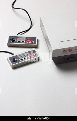 Un beautfiul studio shot dell'originale "NES' Nintendo Entertainment System TV console di gioco Foto Stock