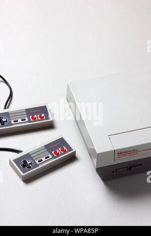 Un beautfiul studio shot dell'originale "NES' Nintendo Entertainment System TV console di gioco Foto Stock