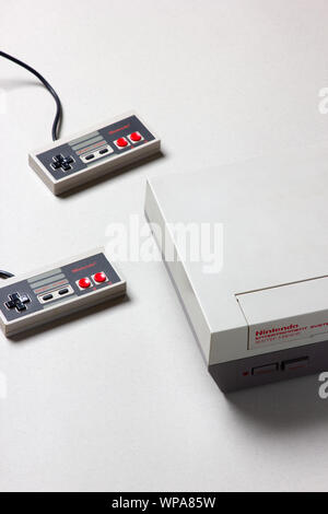 Un beautfiul studio shot dell'originale "NES' Nintendo Entertainment System TV console di gioco Foto Stock