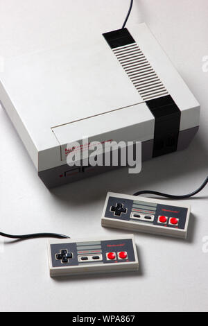 Un beautfiul studio shot dell'originale "NES' Nintendo Entertainment System TV console di gioco Foto Stock