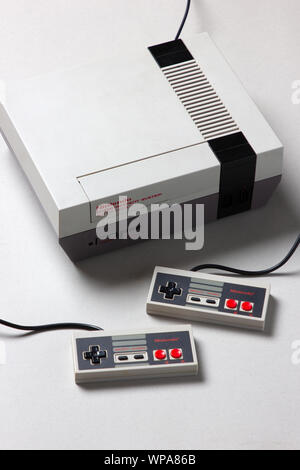 Un beautfiul studio shot dell'originale "NES' Nintendo Entertainment System TV console di gioco Foto Stock